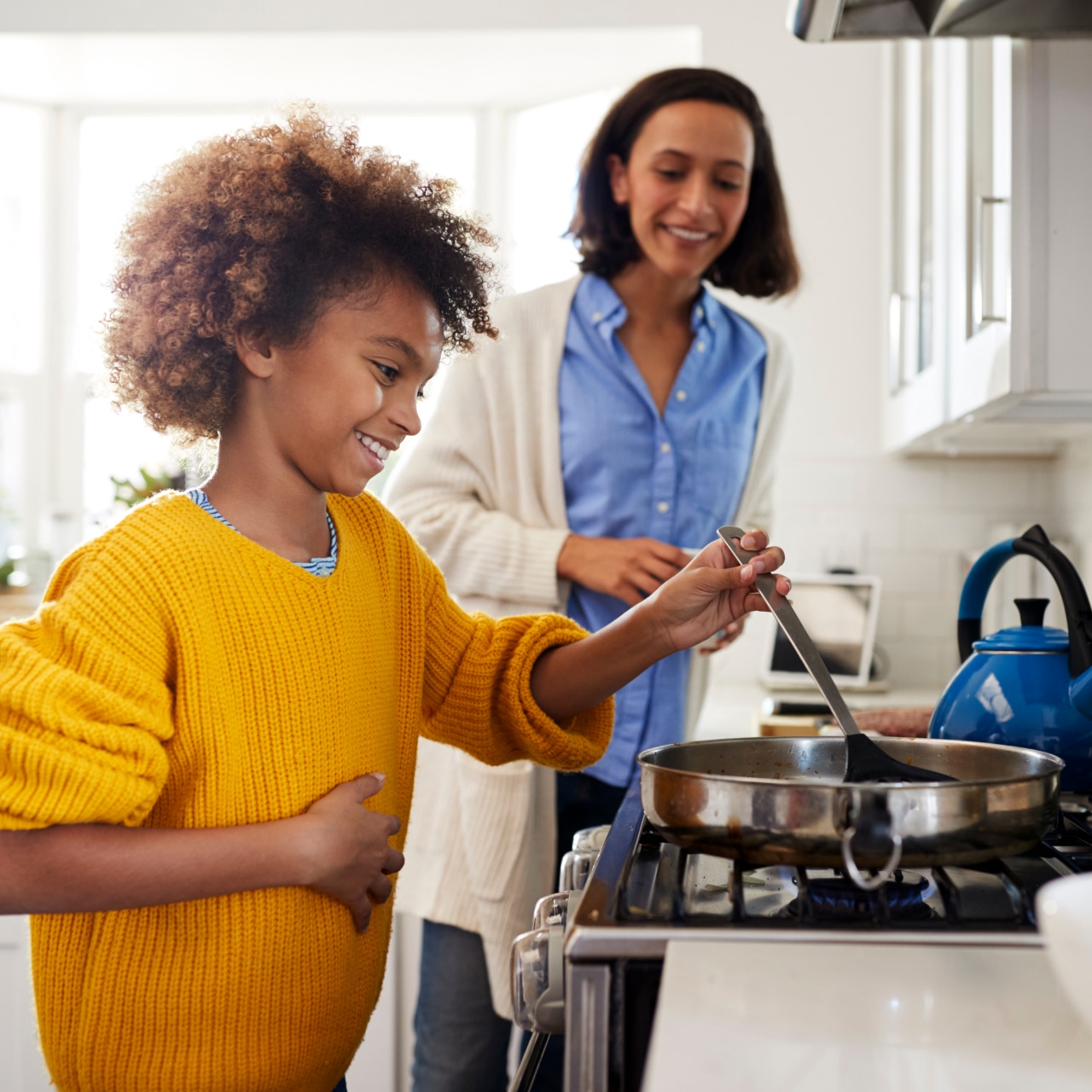 Enfant et parent cuisinent ensemble