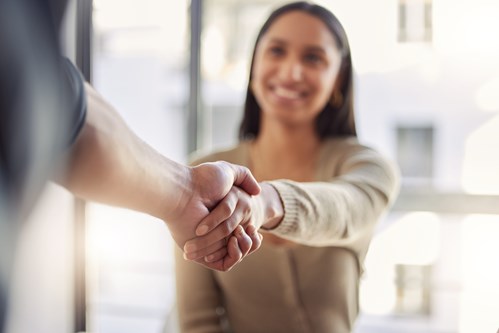 Femme qui sert la main d'une autre personne